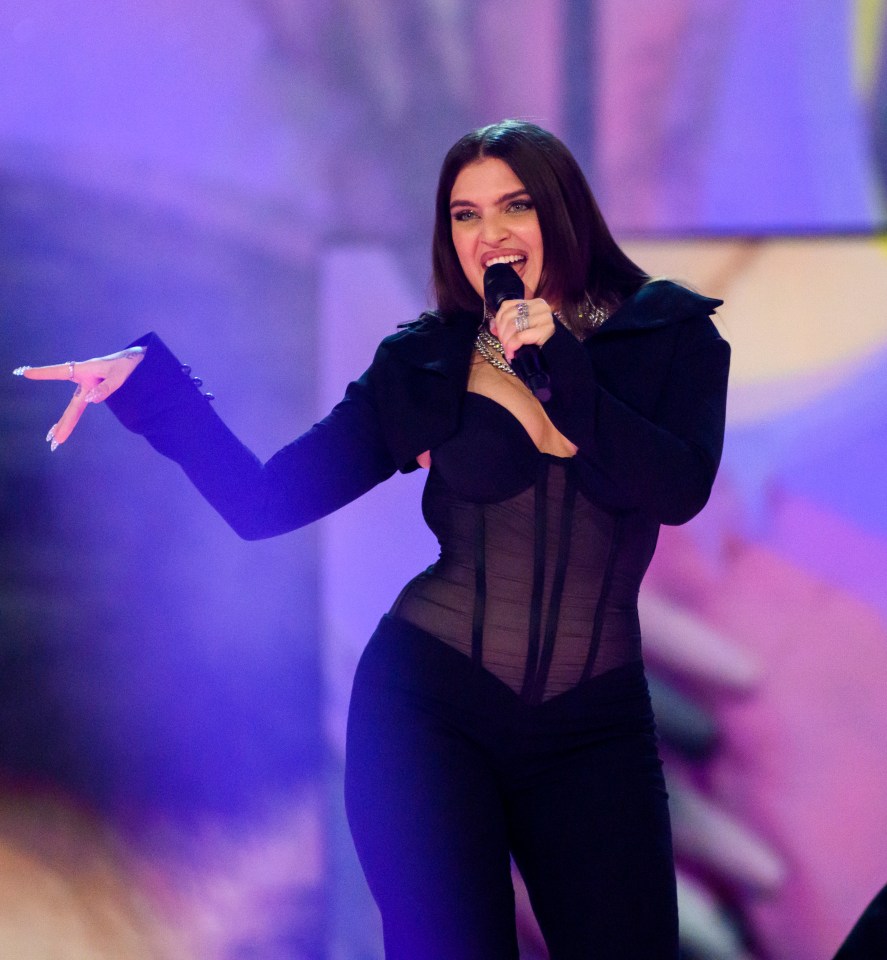 Mae Muller rehearsing "I Wrote a Song" for Eurovision 2023.