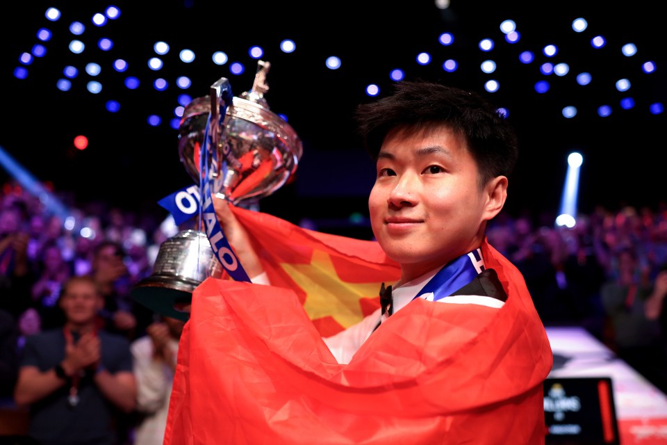 Zhao Xintong of China holding the Halo World Snooker Championship trophy.
